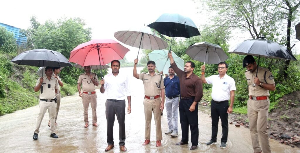 बाढ़ प्रभावित क्षेत्रों का निरीक्षण कर कलेक्टर ने दिए राहत व बचाव कार्य तेज करने के निर्देश