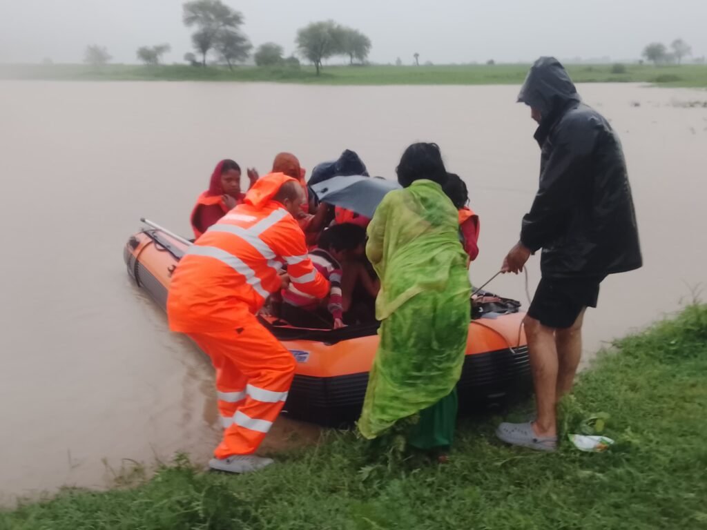 शिवपुरी में बाढ़ पीड़ितों का रेस्क्यू अभियान तेज, कई ग्रामीणों को सुरक्षित निकाला बाहर