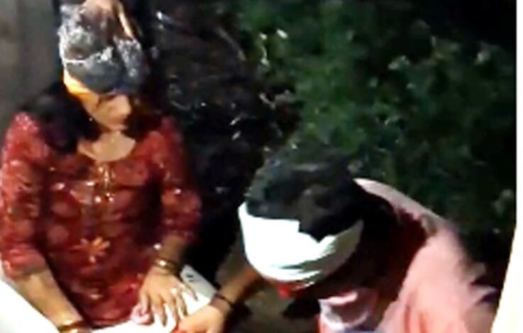 तेज रफ्तार में अनियंत्रित कार पेंड़ से टकराई, चार घायल 