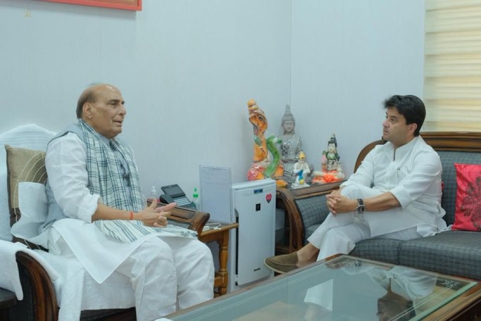 बाढ़ राहत में तेजी: सिंधिया मिले रक्षा मंत्री से, एयरलिफ्ट ऑपरेशन के दिए निर्देश