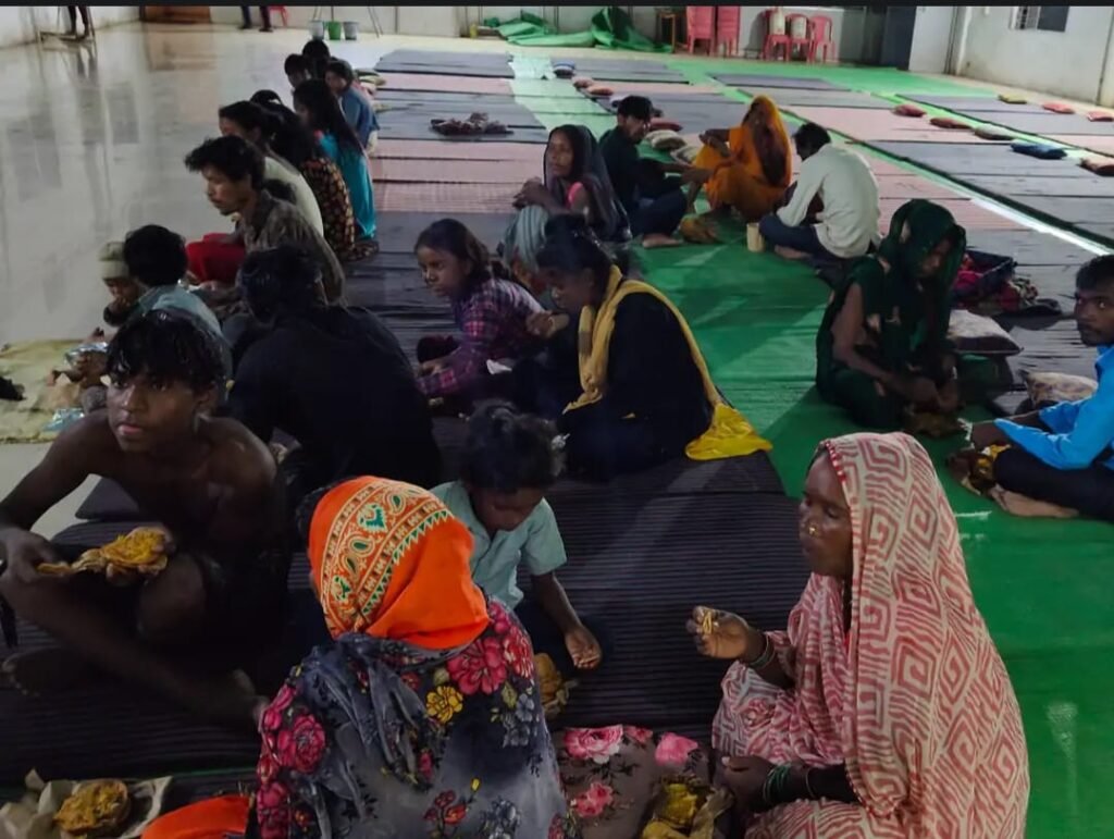 बारना बांध के सभी आठ गेट खुले नदी नाले उफान पर, बाढ़ में फंसे मजदूरों को वन परिसर पहुंचाया गया