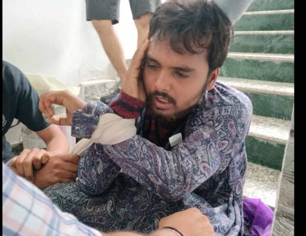 असिस्टेंट प्रोफेसर पर किया चाकू से वार 