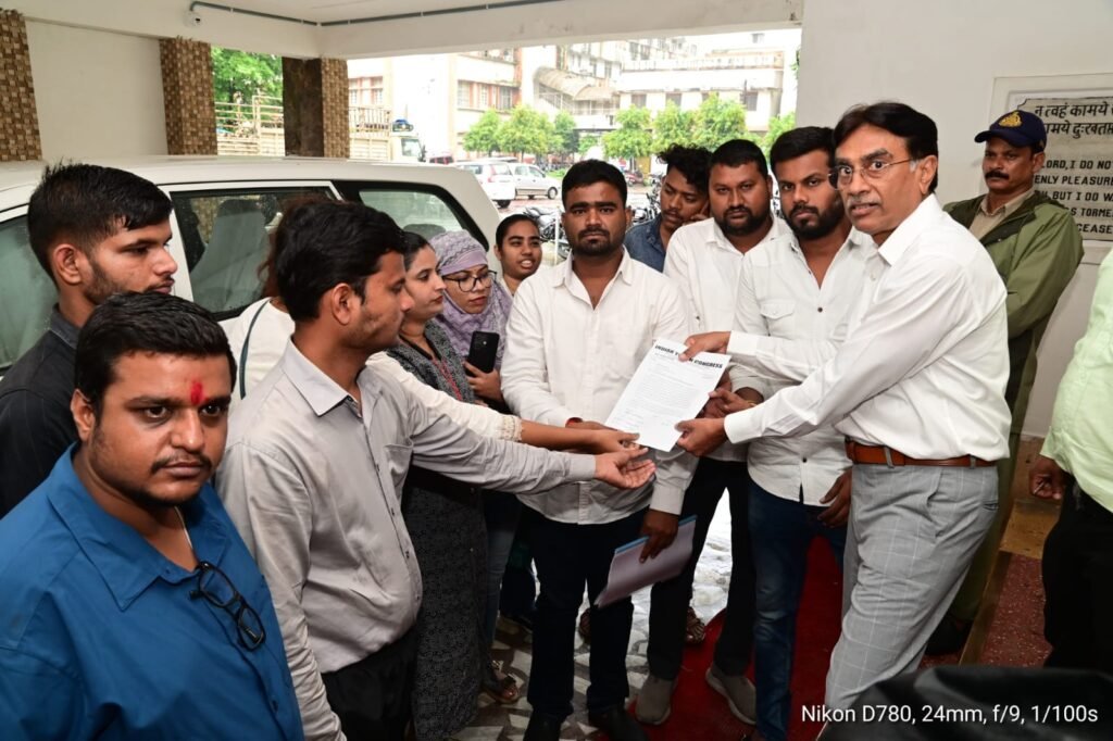 नर्सिंग कोर्स पास कर चुकीं छात्राओं को नहीं मिली नियुक्ति, डीन को ज्ञापन