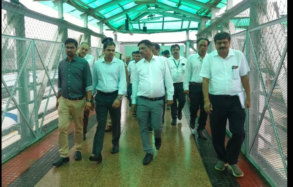 यात्रियों को मिलने वाली सुविधाओं को परखा 