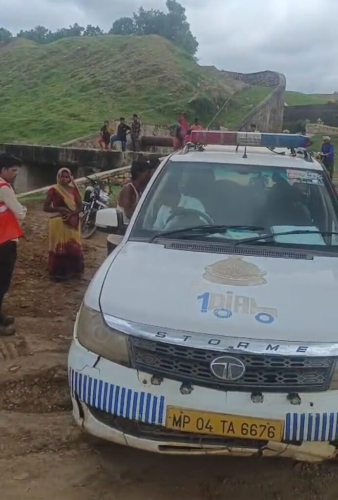 पुलिस ने गजरी बांध में बचाई महिला की जान 