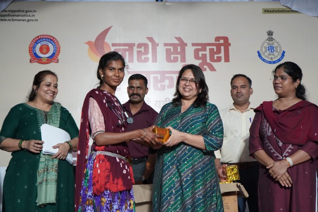 भामल की नुक्कड़ नाटक टीम को PHQ ने किया सम्मानित