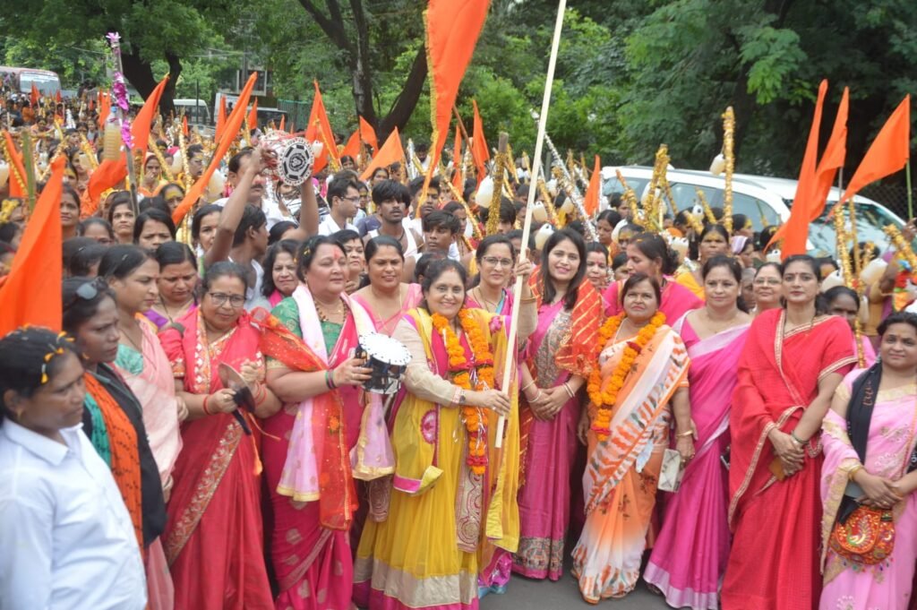 महिलाओं ने निकाली कांवड़ यात्रा