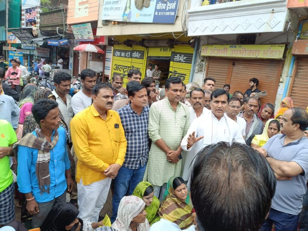 हंगामा: कंट्रोल दुकानों पर पहुंचे उपभोक्ता, लटके मिले ताले