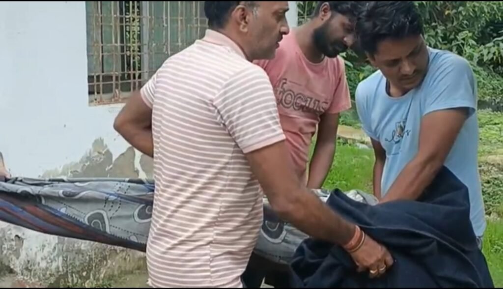 शराब पीते समय हुए विवाद में युवक की फावड़े से हत्या