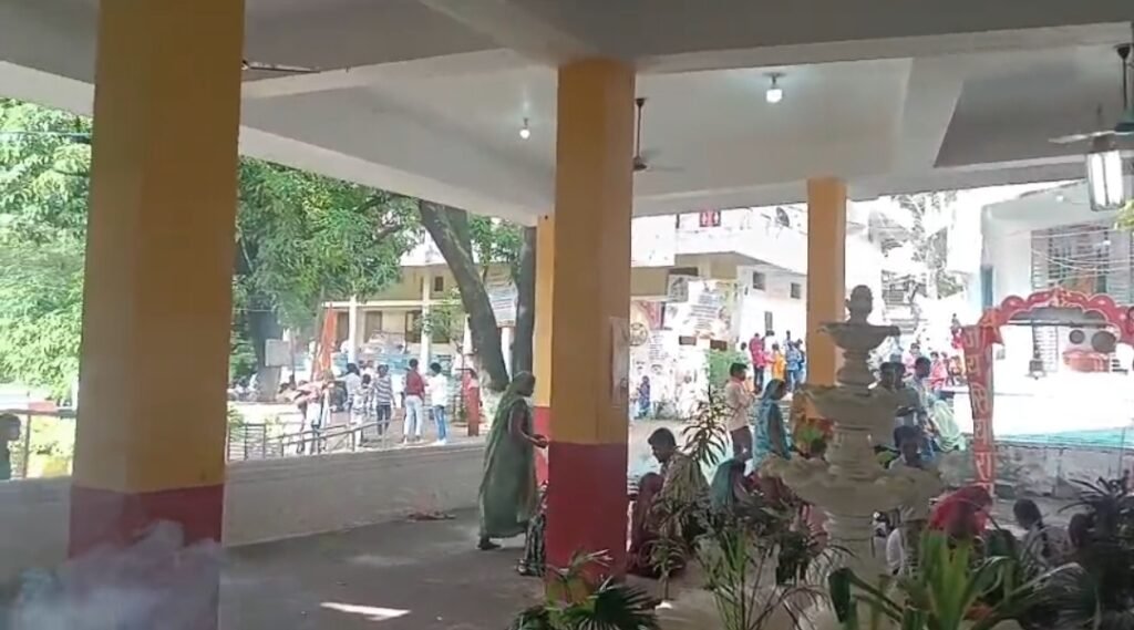 सावन सोमवार पर शिवालयों में उमड़ी भीड़  