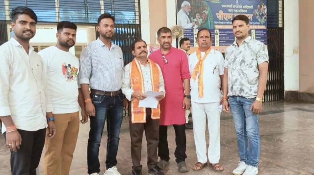 बवाल: हरे रंग से शिव मंदिर को पोता, VHP का विरोध, दोषियों पर करो कार्रवाई 