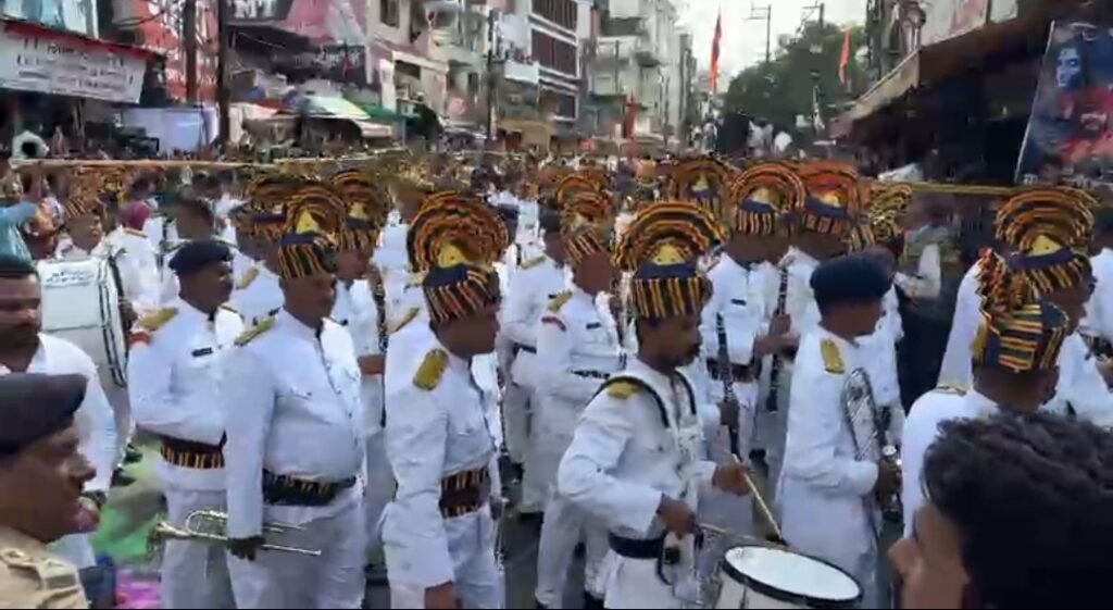 महाकाल की सवारी में पहली बार पुलिस बैंड की सफेद परिधान में भव्य प्रस्तुति