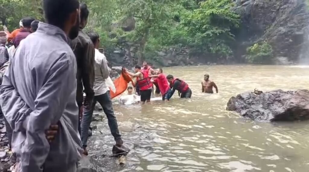 झरने में डूबे किशोर का शव मिला, पिकनिक मनाने गया था, सेल्फी लेते समय पैर फिसला