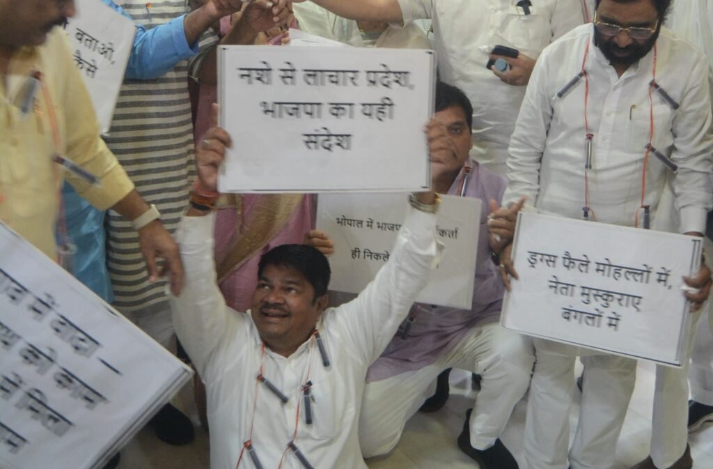 मप्र की कानून व्यवस्था पर कांग्रेस विधायकों ने विधानसभा से किया वॉकआउट