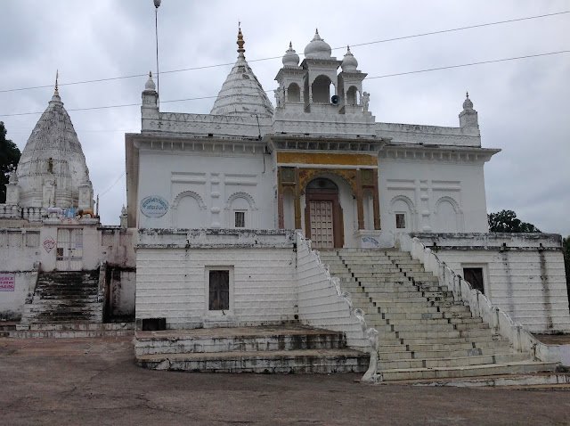 नैनागिरि जैन के चौबीसी जिनालय के ताले काटकर दानपात्र से चोरी