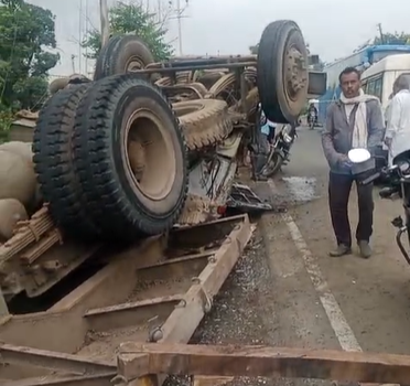 ट्रक पलटा,हादसा टला