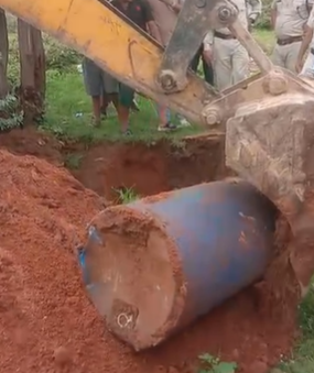 पिछोर में जमीन खोदकर निकाला अवैध शराब का जखीरा