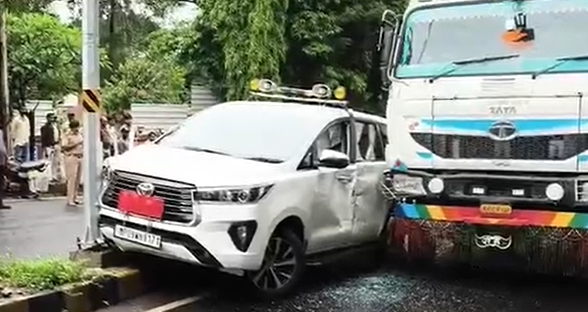 झाबुआ कलेक्टर नेहा मीणा की गाड़ी को डंपर ने मारी टक्कर, बाल-बाल बचीं