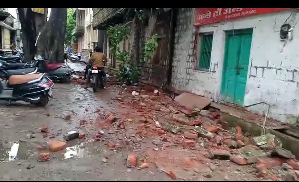 लगातार बारिश से जर्जर इमारतों पर मंडरा रहा खतरा, पंजाबी मोहल्ले में गिरा पुराना छज्जा