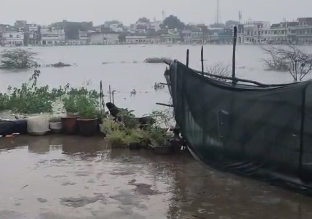 छतरपुर जिले में बारिश का कहर, बड़ा तालाब का पानी घरों में घुसा