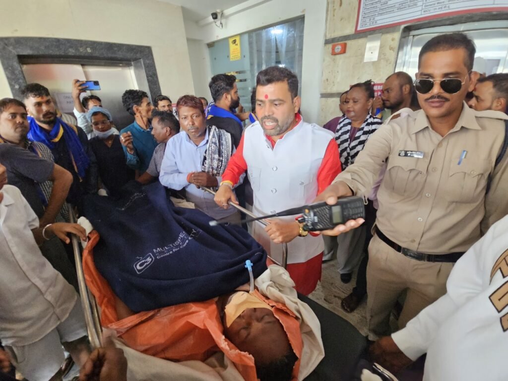 दलित मजदूर का शव रोकने पर अस्पताल में हंगामा, दलित नेता के घेराव के बाद सौंपा शव