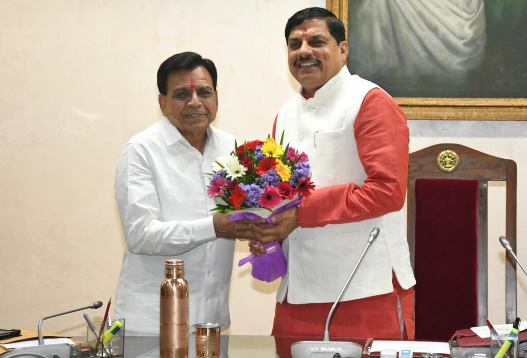 जन्म दिवस: सीएम ने देवड़ा को भेंट किया पुष्प गुच्छ