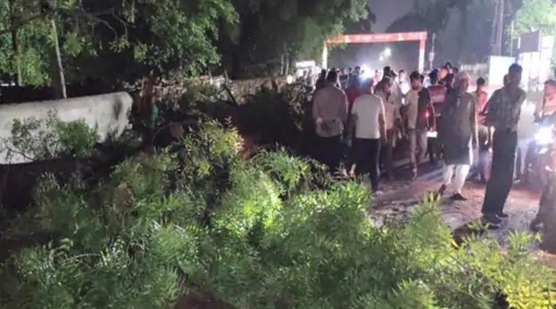 चलती बाइक पर गिरा पेड़, 1 की मौत, 2 लोग जख्मी