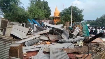 अतिक्रमण पर चला बुलडोजर, गौरी तालाब से दुकान हटाई