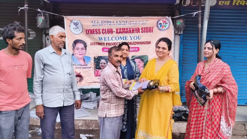 लीनेस क्लब कामाख्या ने हॉकर्स को बांटे रैनकोट