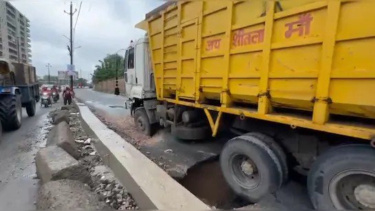 15 दिन में 7 जगह धंसी करोड़ों से बनी सड़क, रोड के नीचे निकली गहरी सुरंगें, कार समाने का डर