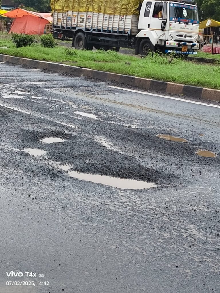 NH-3 बिजासन से सेंधवा वाले हिस्से में कई स्थानों पर गढ्ढे