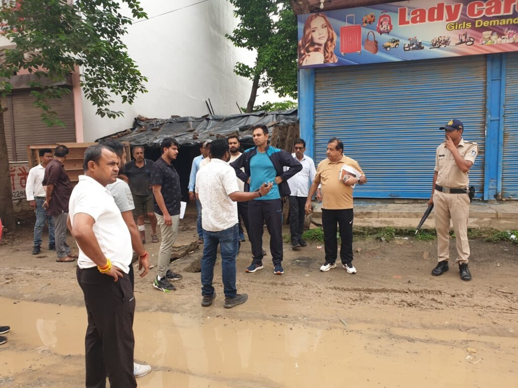 जलभराव का जायजा लेने वार्ड में उतरे निगम आयुक्त,समयपाल को नोटिस