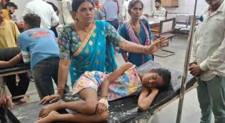 पुलिसकर्मी ने शादी में कट्टे से किया फायर तो पास खडी 10 वर्षीय दूल्हे की बहन झुलसी