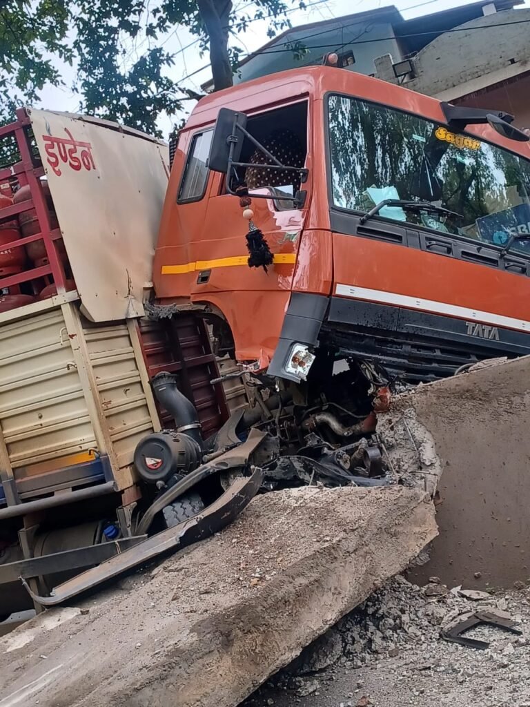 ट्रक डिवाइडर पर चढ़ा, बड़ा हादसा टला; ड्राइवर और खलासी घायल