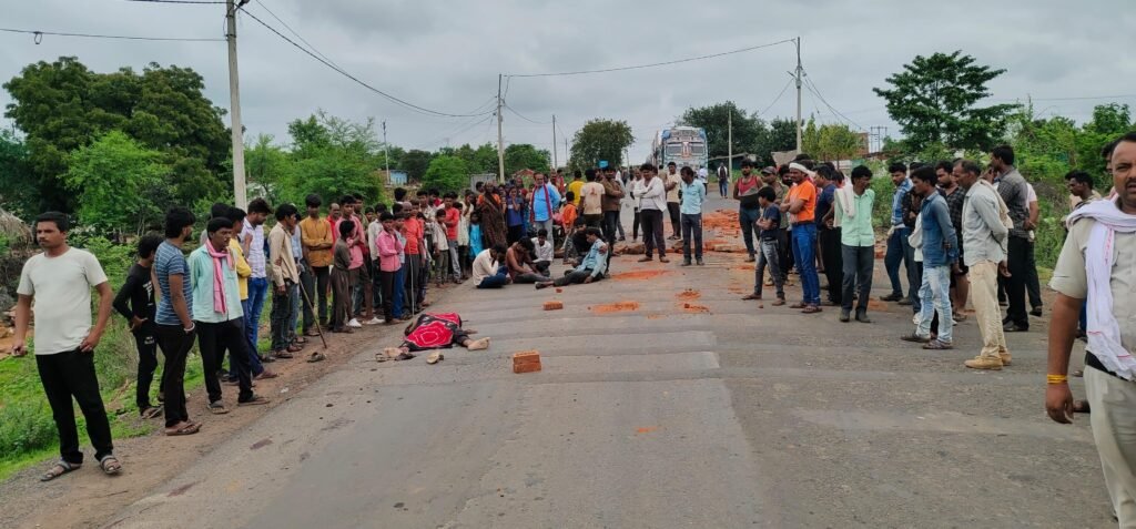 सड़क दुर्घटना: कंटेनर ने ईंट से भरी ट्रैक्टर ट्राली को मारी टक्कर, एक की मौत,तीन घायल