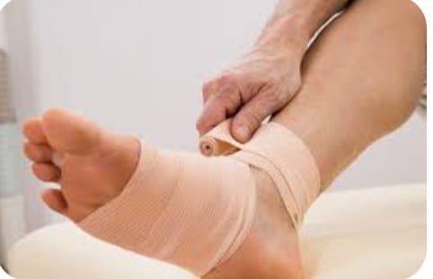 डम्बल उठाकर पटका, युवक का पैर फैक्चर