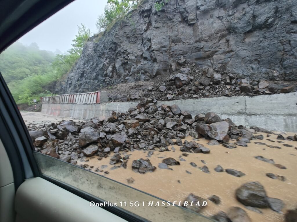 मंडला में बारिश: चट्टानें गिरने और जलभराव से नेशनल हाईवे जाम,सड़क संपर्क टूटा