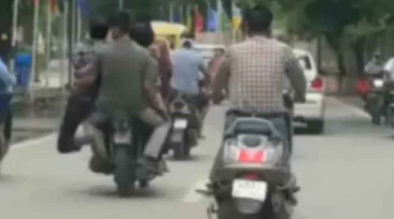 6 युवक बाइक पर स्टंट करते दिखाई दिये, पुलिस कर रही युवकों की तलाश