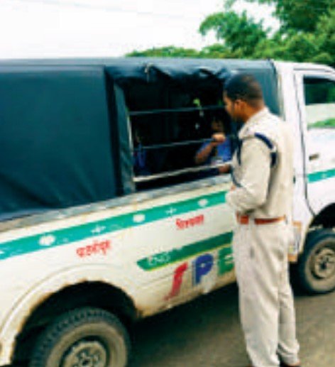 बिना परमिट और फिटनेस के चल रहे आठ स्कूली वाहन फिर पकड़ाए