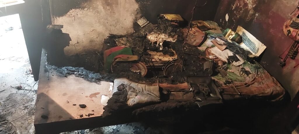 पुष्पराज कॉलोनी: एसी में हुआ धमाका, भड़की आग से गृहस्थी खाक
