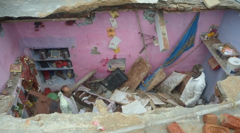 15 साल पुराने मकान की गिरी छत, बाल-बाल बची जान, मलबे में दबा सामान