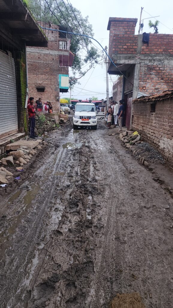 CEO गिरिराज का औचक निरीक्षण: कीचड़, अधूरे आवास और लापरवाही पर फटकार