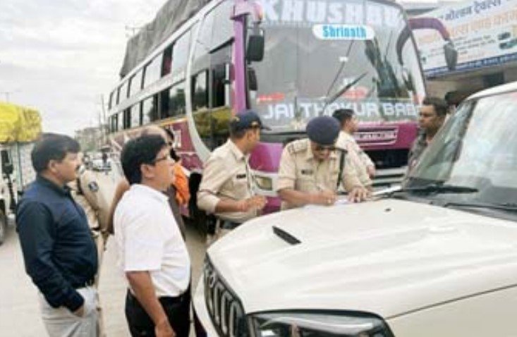 अवैध रूप से खड़ी चार बसें जब्त, आरटीओ की चालानी कार्रवाई