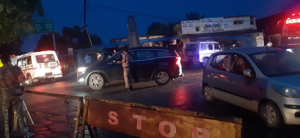 ट्रक पलटने से घंटों बाधित रहा सतना-चित्रकूट मार्ग