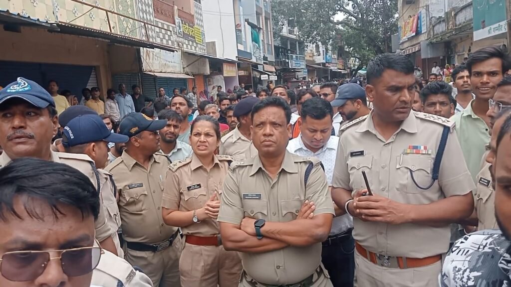 मोहर्रम जुलूस: भगवा झंडे की ओर मुंह से आग फेंक जलाने की कोशिश पर बवाल,बाजार बंद