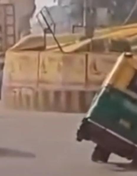 बारादरी चौराहे पर ऑटो चालक का खतरनाक स्टंट