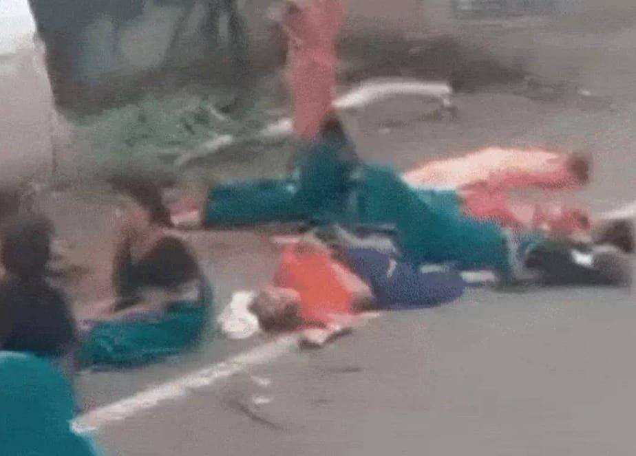 पेड़ से टकराया टेम्पो ट्रैक्स, तीन महिलाओं की मौत, 15 घायल