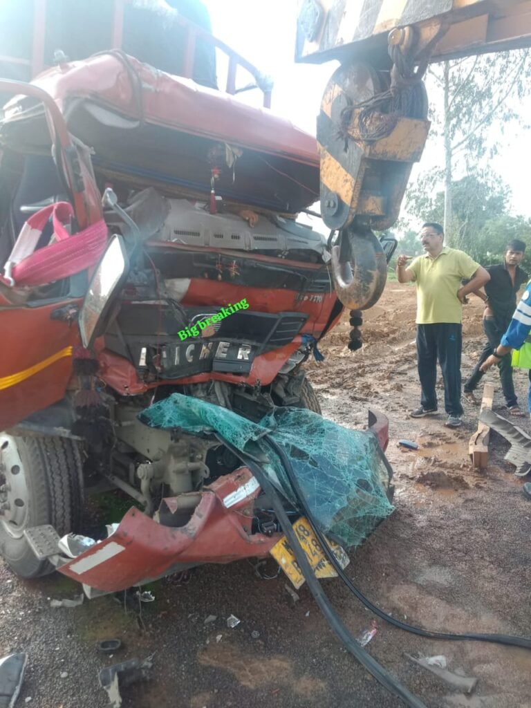   खड़े ट्रक से टकराया ट्रक, चालक-क्लीनर की मौत