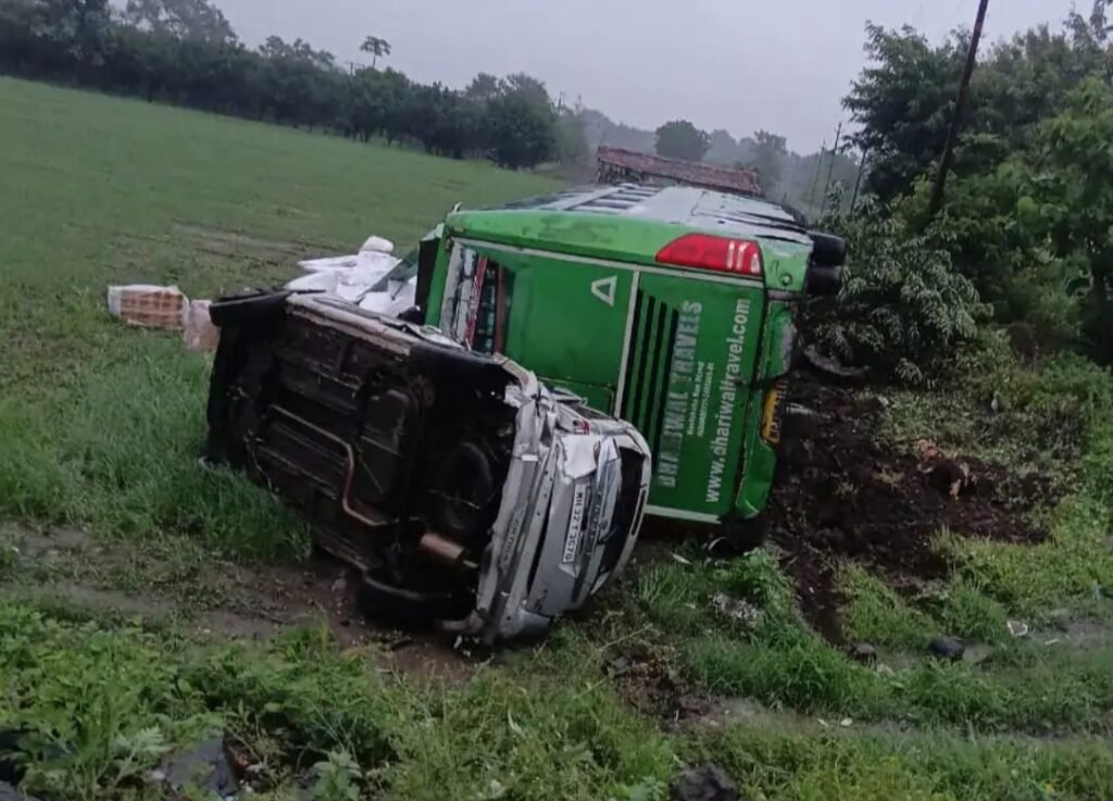 नागपुर जा रहीं बस पलटी,11 घायल, 3 गंभीर नागपुर रेफर