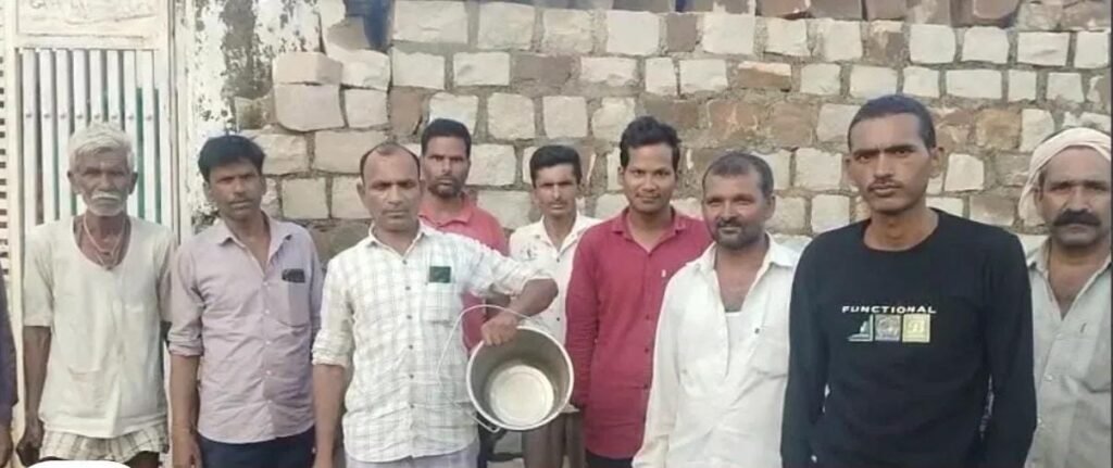 किसानों को दी जा रही रेत मिश्रित खाद, पानी में घोलकर की जांच